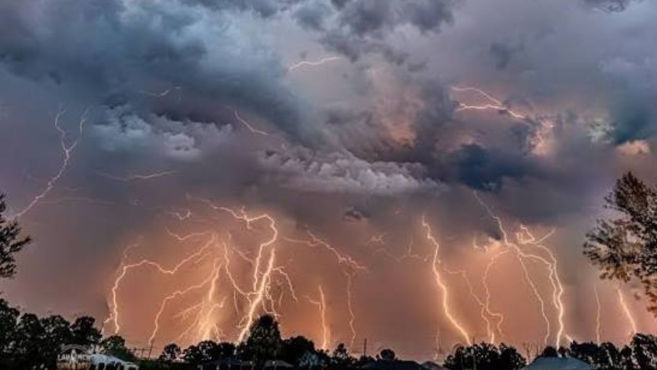 Gulf Storm Unleashes 751 Lightning Strikes in Minutes as System Barrels Toward Tampa, Central Florida