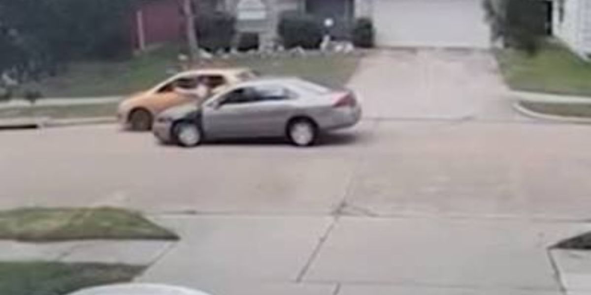 Houston Delivery Driver Struck by Fleeing Suspect's Car Still Finishes Food Drop-Off, Police Say