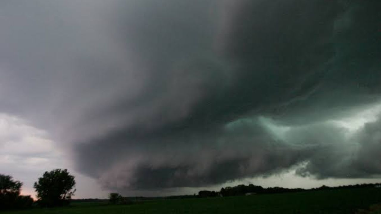 Iowa and Illinois Brace for 80 MPH "Derecho-Type" Winds Tonight — Officials Warn Storms Could Flatten Trees and Cut Power Across Wide Stretch
