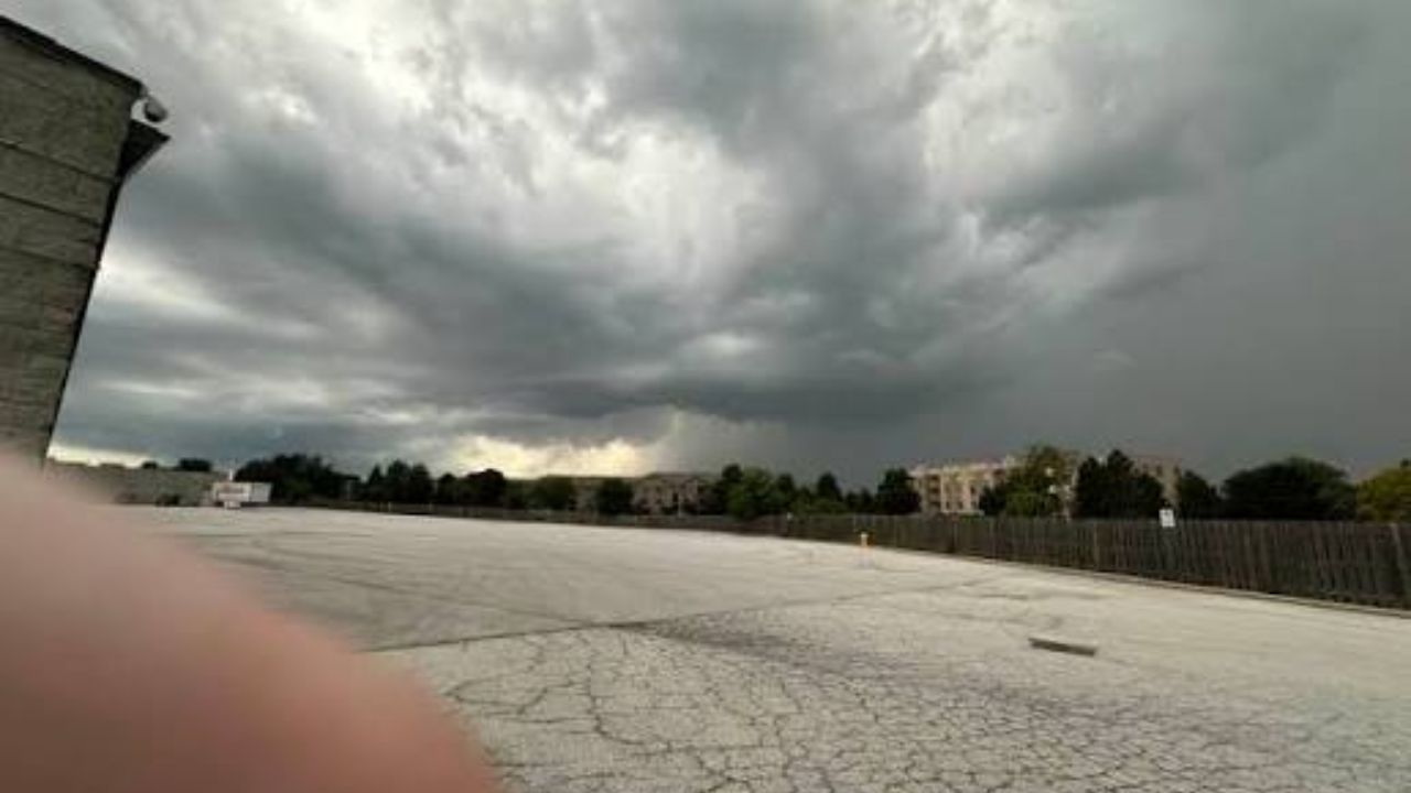 Orland Park Left in the Dark: Over 7,000 Without Power as Officials Warn Worse May Be Coming