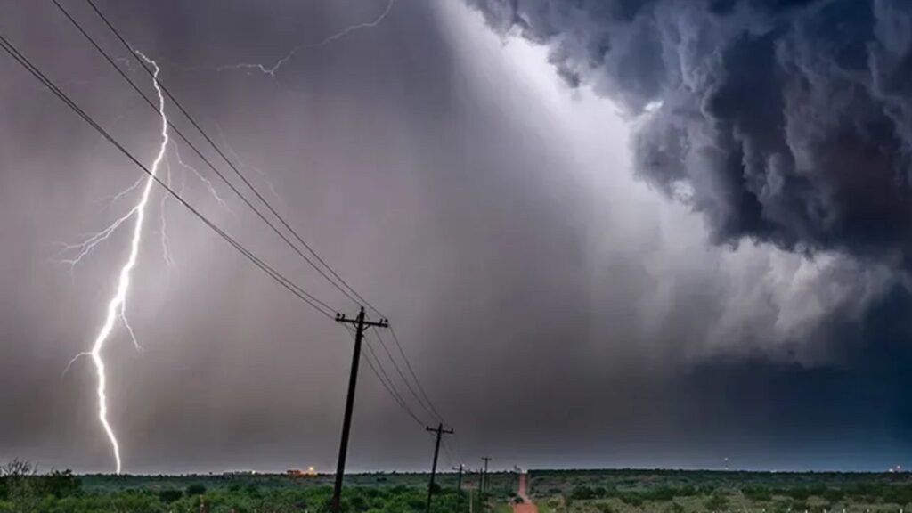 Severe storms are closing in on Kansas City and Tucson — here is what forecasters are watching